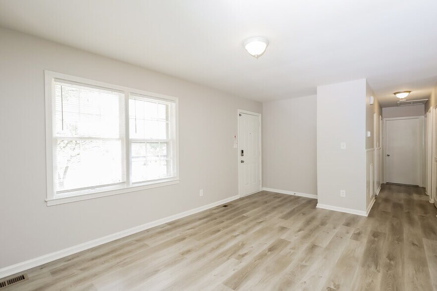 Building Photo - 1556 Wren Rd