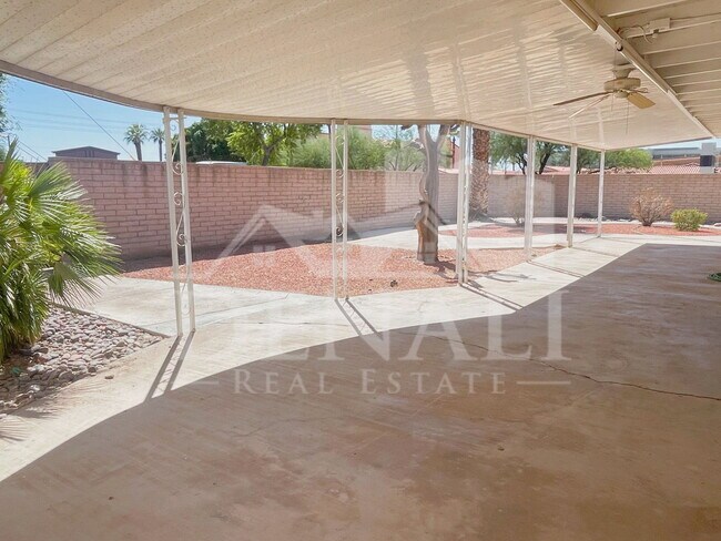 Building Photo - 2401 E Meadowbrook Ave