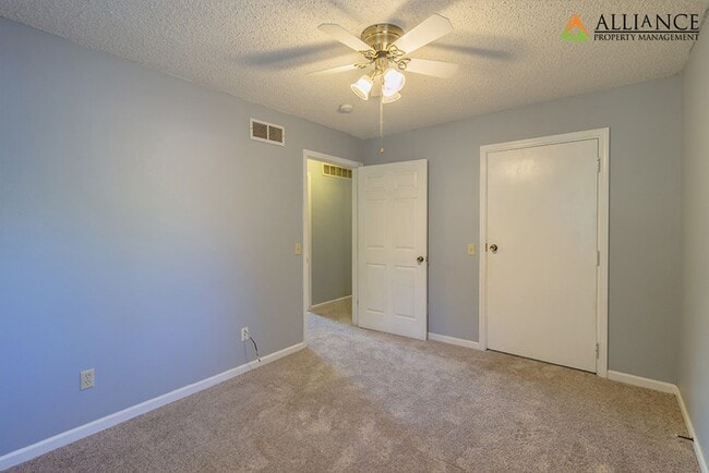 Building Photo - Spacious Rooms & Newer Carpet ~ Close to D...