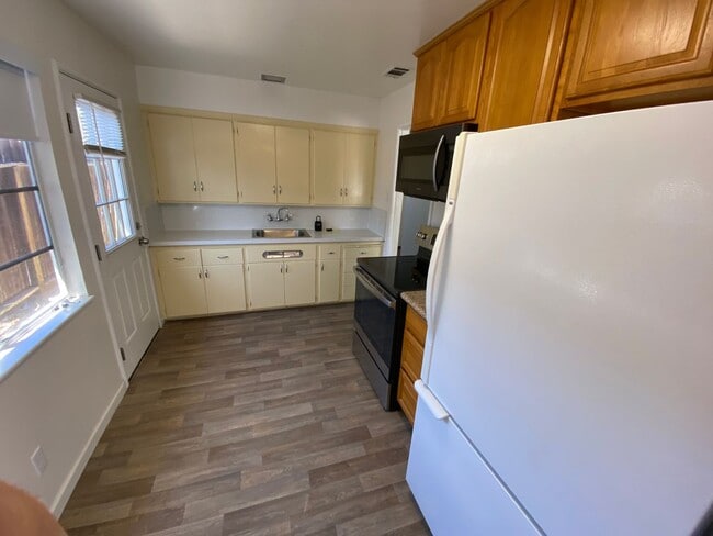 Building Photo - Charming 3 Bedroom Home in Quiet Tree-Line...
