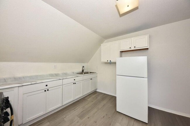 Building Photo - 2166 S 6th St