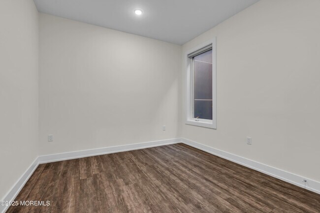 Building Photo - 521 Lake Ave