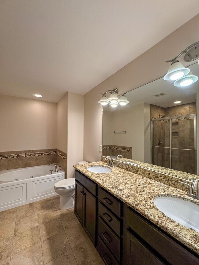 Building Photo - Lovely 3 Bed 2.5 Bath Home with Community Amenities