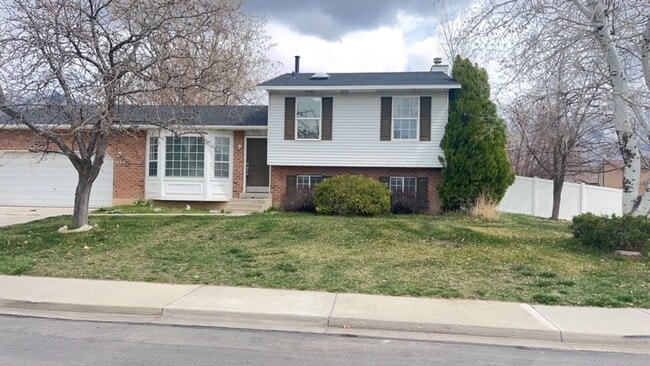 Building Photo - Great location Quaint Orem Home w 2 car ga...