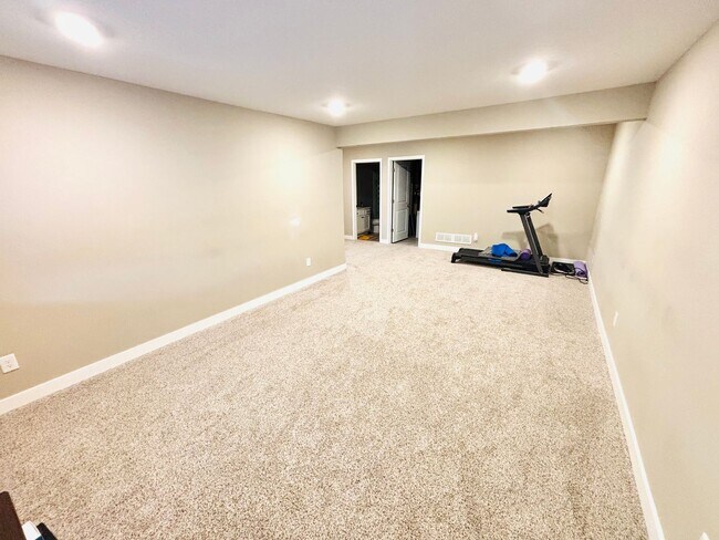 Building Photo - Amazing updated 4 bed house in Lakeville!