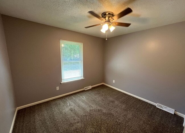 Building Photo - Sweet 3 bedroom, 1.5 bathroom duplex in In...