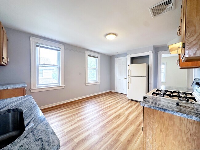 Building Photo - 66 Veres St