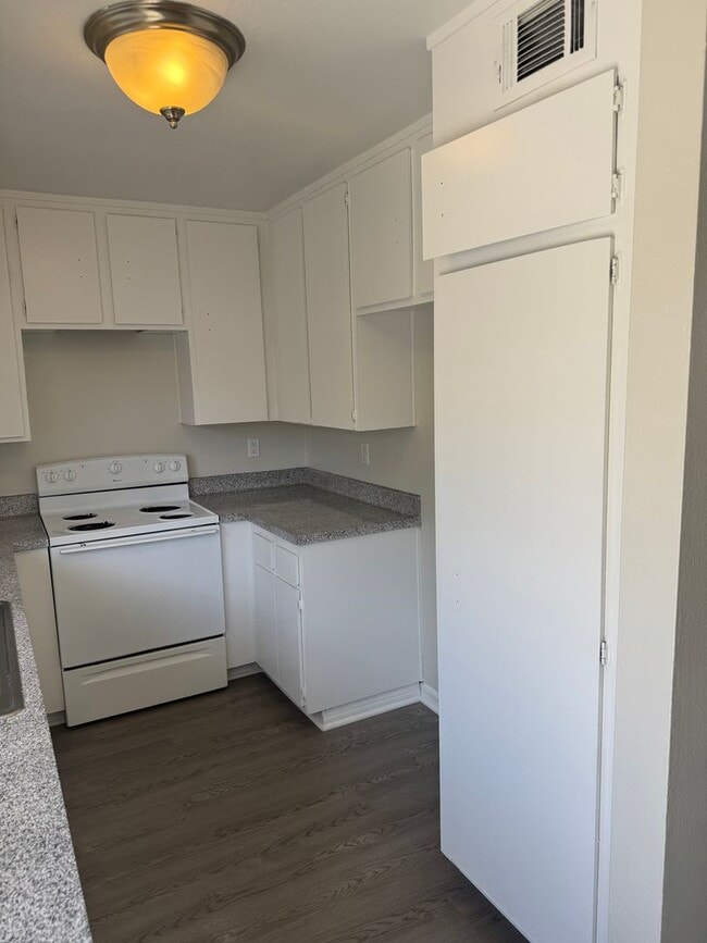 Building Photo - COMING SOON! 3 Bed + 1.5 Bath Townhouse