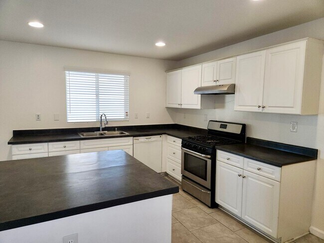 Building Photo - Newer 5 Bedroom home in quiet Lancaster co...