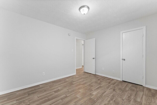 Building Photo - 5041 Willow Point Dr