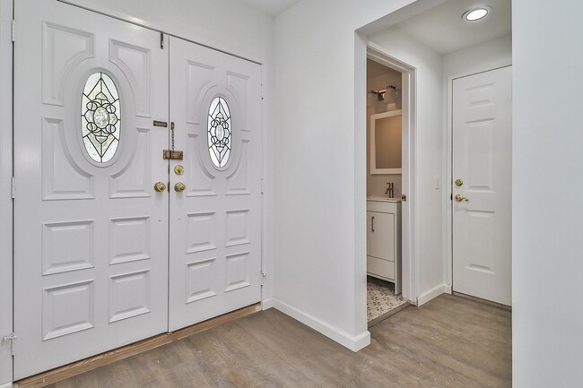 Building Photo - MOVE-IN READY 5BR w/pool + separate guest space w/half bath!