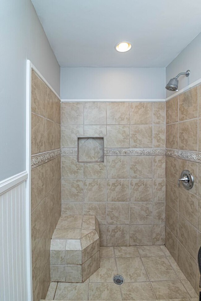 Building Photo - CHARMING 2 Bedroom/1 Bathroom w/ Bonus Roo...