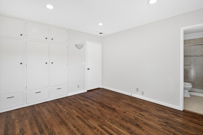 Building Photo - 899 Ebbetts Dr