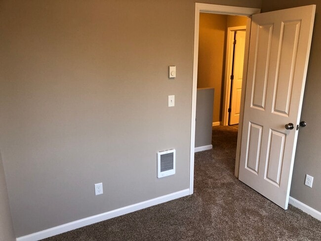 Building Photo - Newer 4 bed 2.5 bath duplex