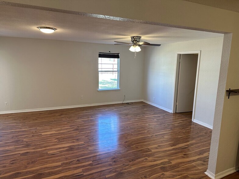 Building Photo - 2110 Glenwood Dr