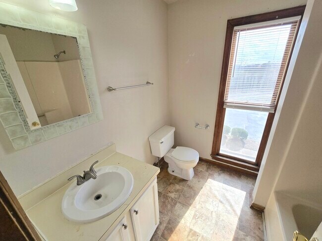 Building Photo - 2-STORY CONDO IN HEART OF PORTSMOUTH! 2 BED/2 BATH!