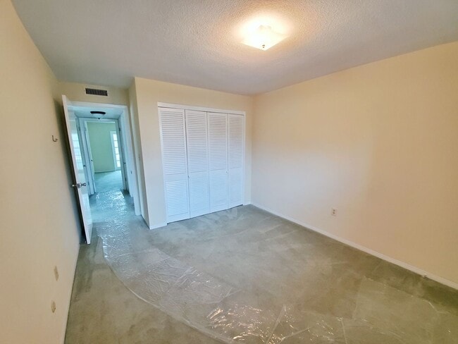 Building Photo - 2 Bedroom 1 Bath Second Floor Condo in St....