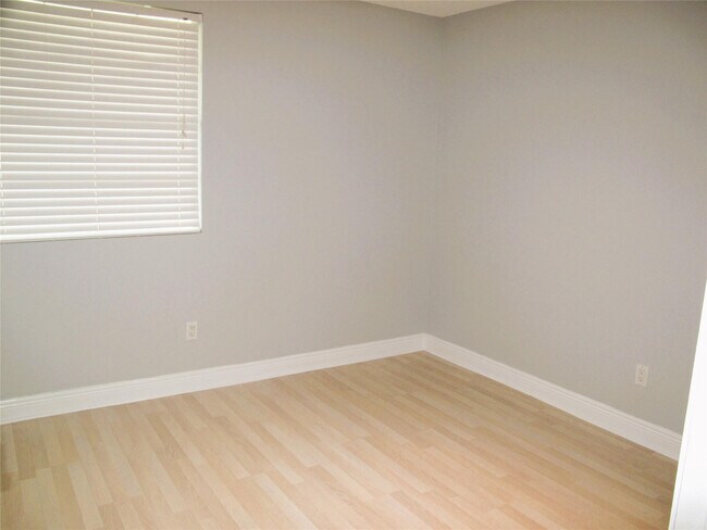 Building Photo - 1263 Ave