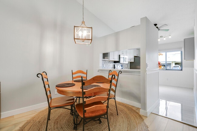 Building Photo - 148 Moccasin Trail S