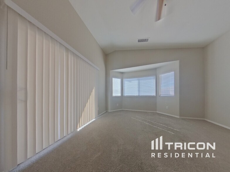 Building Photo - 10821 W Elm Ln