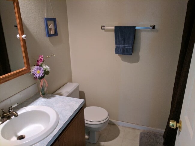 Building Photo - Quiet Norwalk house for rent