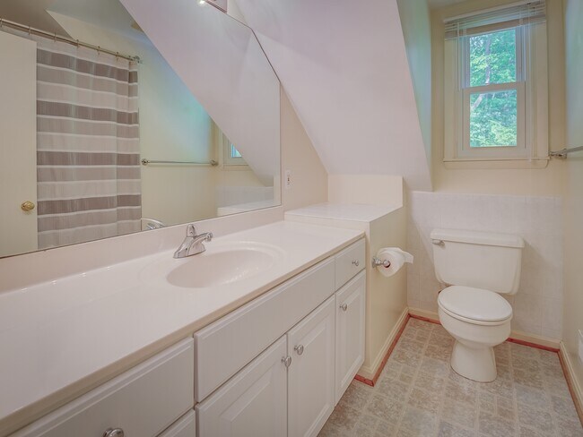 Building Photo - 9011 Lindale Dr