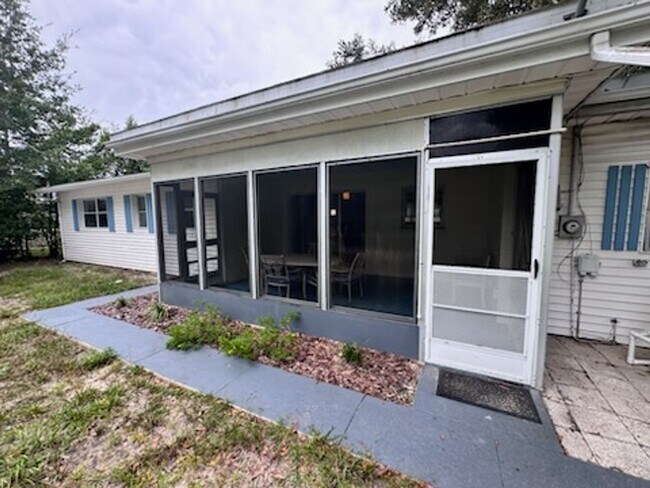 Building Photo - Weeki Wachee Rental on the Water