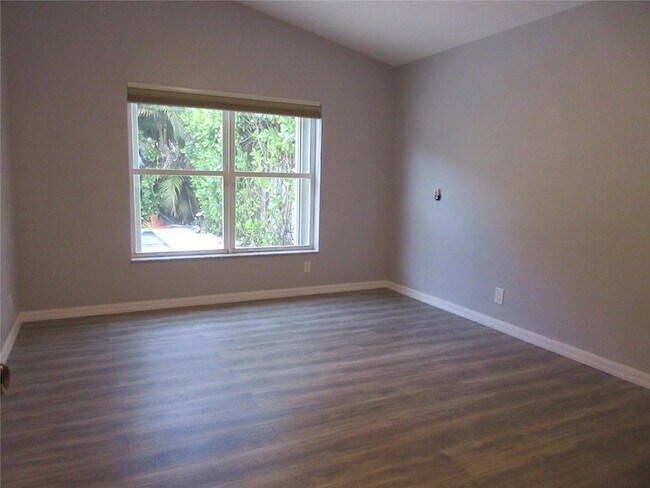 Building Photo - 4955 SW 35th Terrace