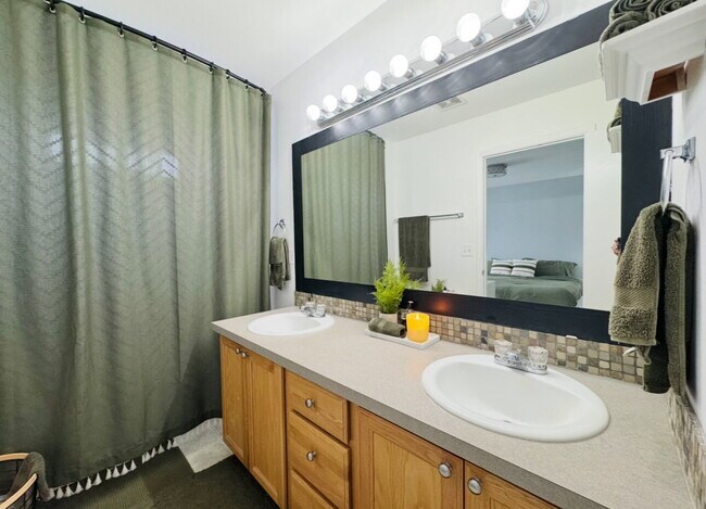 Building Photo - Spacious 3-Bed, 2.5-Bath Townhome in Prime Puyallup Location