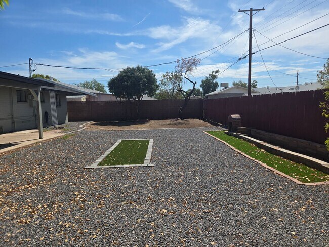 Building Photo - Cozy 3 bed, 2 bath home in Phoenix, No HOA!