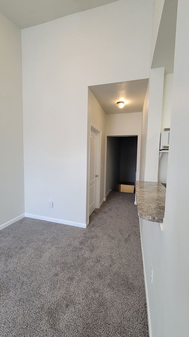 Building Photo - The Villas Condominiums  2/2 AVAILALBE NOW!