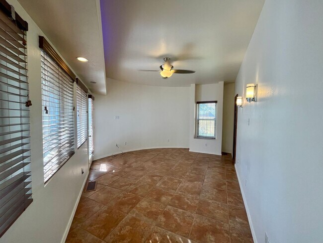 Building Photo - 3 Bedroom 2 Bathroom Charmer In Nob Hill!