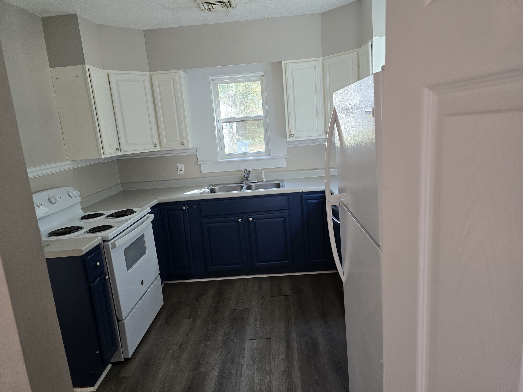 Building Photo - 4928 Oleander Dr