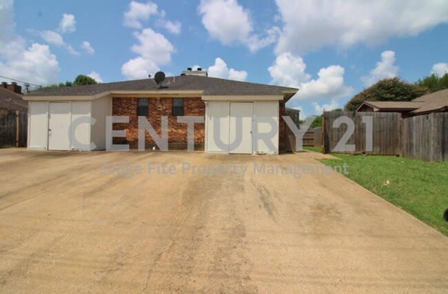 Building Photo - Cute 2/2 Duplex in DeSoto ISD For Rent!