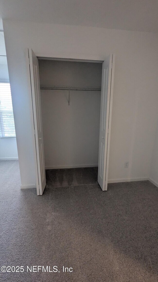 Building Photo - 559 Holly Lks Dr