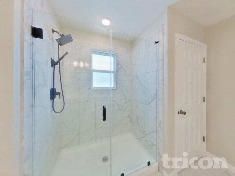 Building Photo - 11430 Tiburon Dr