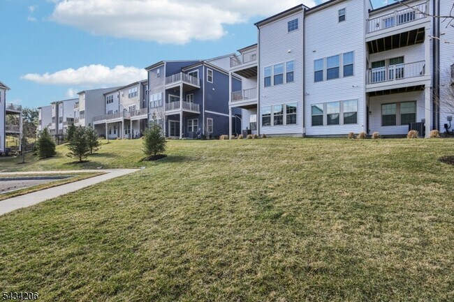Building Photo - 21 Dahlia Dr