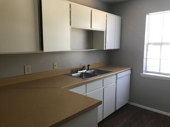 Building Photo - 3/2 Fenced yard PET FRIENDLY PTISD