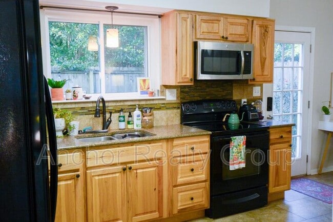 Building Photo - 331 Sunflower Ct