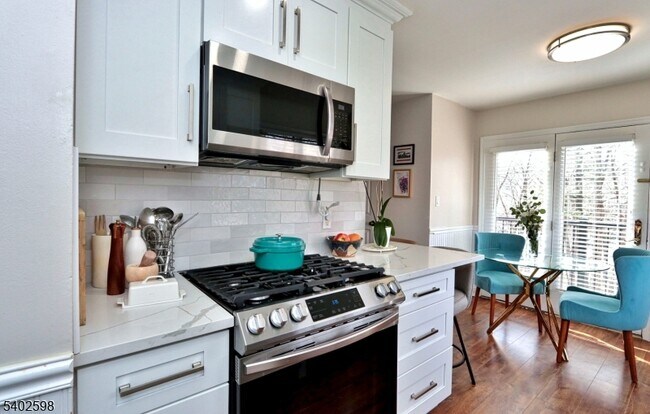 Building Photo - 35 Mews Ln