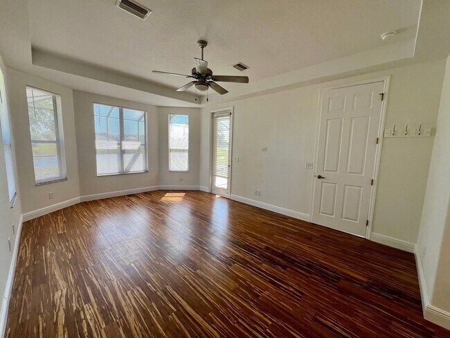 Building Photo - 2115 N Lakecrest Loop