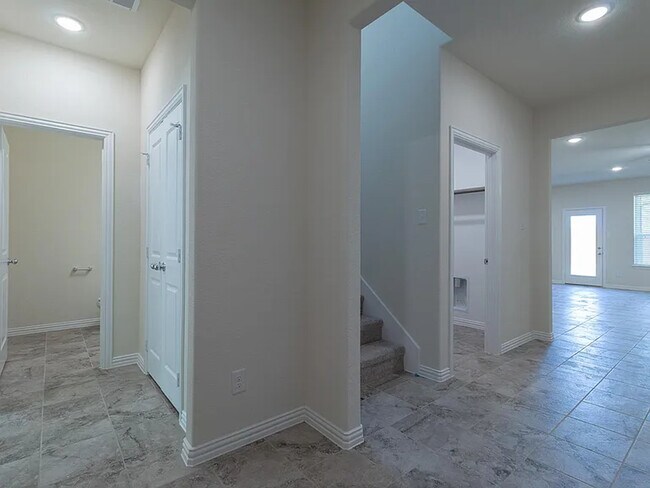 Building Photo - 1028 Park Oak Ln