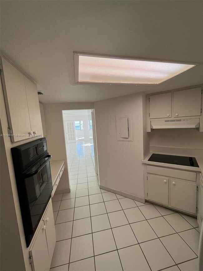 Building Photo - 801 Brickell Bay Dr