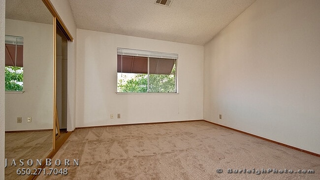 Building Photo - 129 E Court Ln