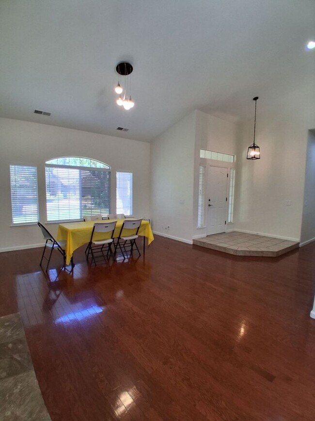 Building Photo - 10374 N Sierra Vista Ave