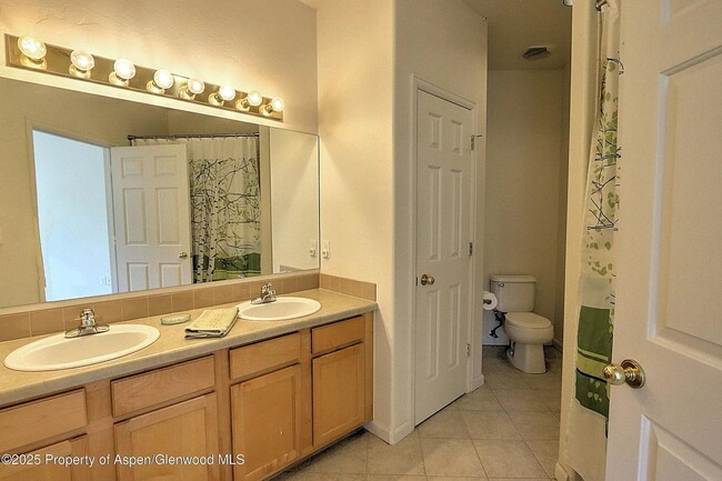 Building Photo - Spacious 3-Bedroom Condo with Scenic Views