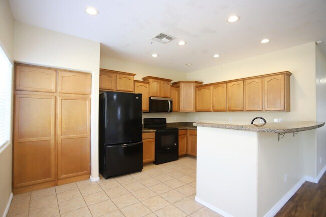 Building Photo - 512 E Rainbow Dr