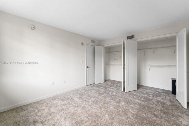 Building Photo - 910 West Ave