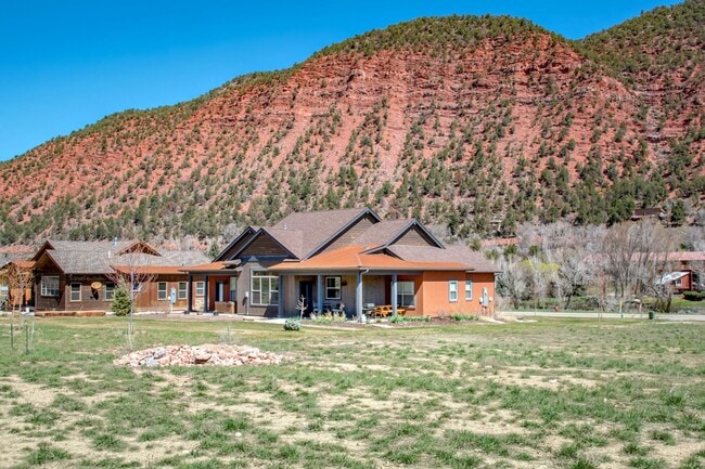 Building Photo - 3 Bedroom 2 Bathroom Ranch Style Home in I...