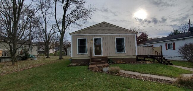Building Photo - 385 Alberta St